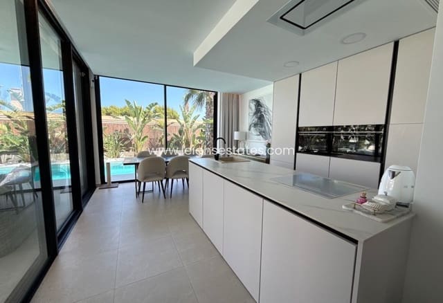 3 soverom Villa til salgs i Lomas de Cabo Roig - Los Dolses, Orihuela med svømmebasseng garasje - € 749 000 (Ref: 9990026)