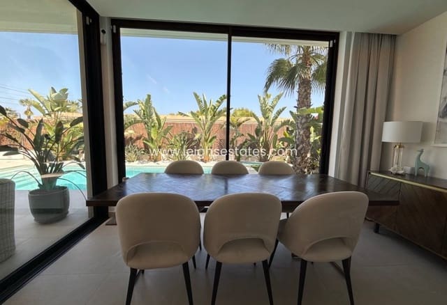 3 soverom Villa til salgs i Lomas de Cabo Roig - Los Dolses, Orihuela med svømmebasseng garasje - € 749 000 (Ref: 9990026)