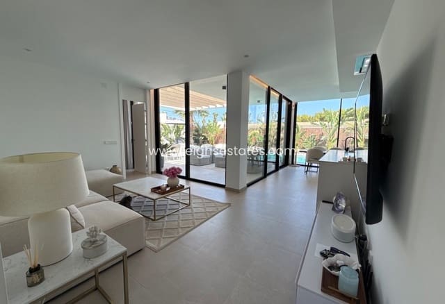 3 soverom Villa til salgs i Lomas de Cabo Roig - Los Dolses, Orihuela med svømmebasseng garasje - € 749 000 (Ref: 9990026)