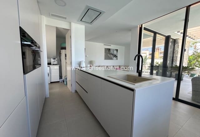 3 soverom Villa til salgs i Lomas de Cabo Roig - Los Dolses, Orihuela med svømmebasseng garasje - € 749 000 (Ref: 9990026)