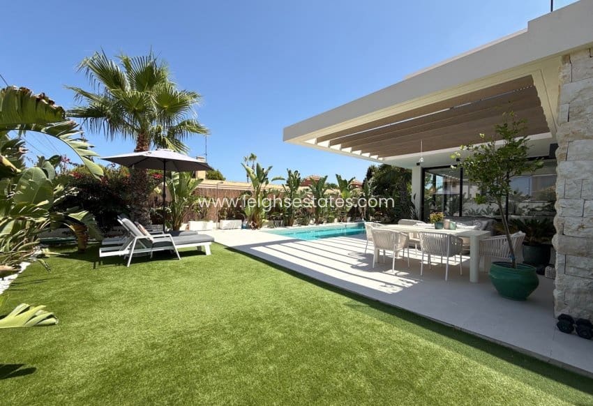 3 chambre Villa/Maison à vendre à Orihuela Costa avec piscine garage - 749 000 € (Ref: 9990026)