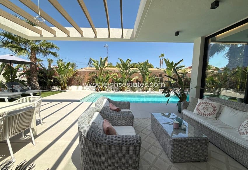 3 chambre Villa/Maison à vendre à Orihuela Costa avec piscine garage - 749 000 € (Ref: 9990026)