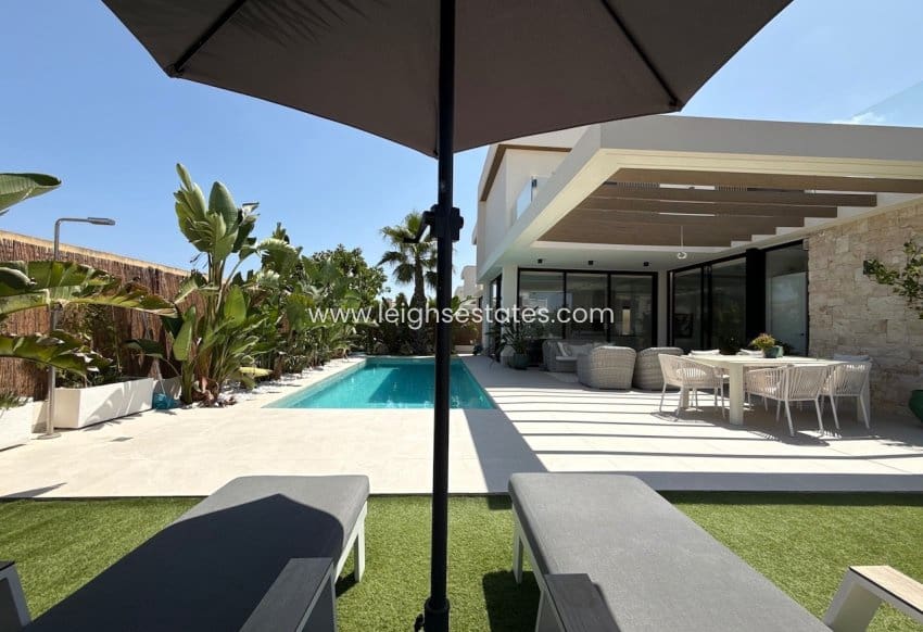 3 chambre Villa/Maison à vendre à Orihuela Costa avec piscine garage - 749 000 € (Ref: 9990026)
