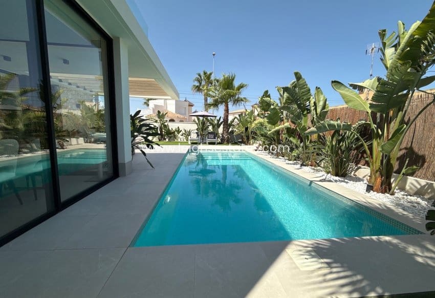 3 chambre Villa/Maison à vendre à Orihuela Costa avec piscine garage - 749 000 € (Ref: 9990026)