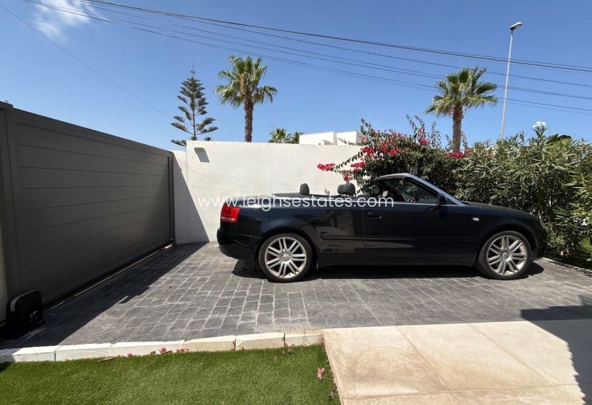 3 chambre Villa/Maison à vendre à Orihuela Costa avec piscine garage - 749 000 € (Ref: 9990026)