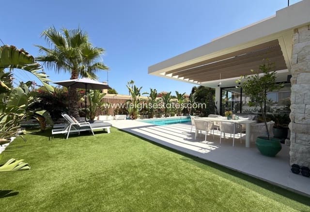 3 soverom Villa til salgs i Lomas de Cabo Roig - Los Dolses, Orihuela med svømmebasseng garasje - € 749 000 (Ref: 9990026)