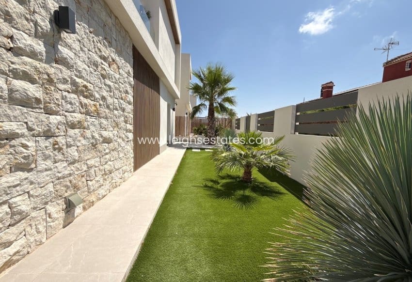 3 chambre Villa/Maison à vendre à Orihuela Costa avec piscine garage - 749 000 € (Ref: 9990026)