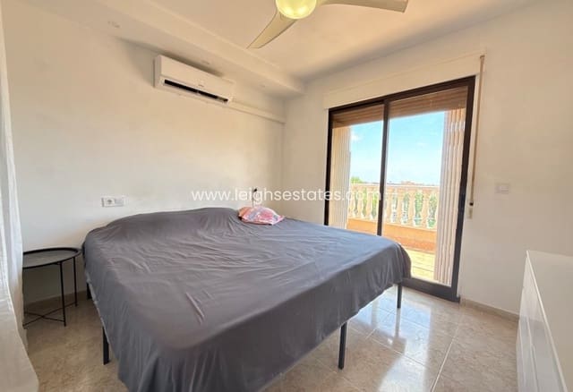 2 soveværelse Villa til salg i Villamartin, Orihuela med swimmingpool garage - € 218.000 (Ref: 9990027)