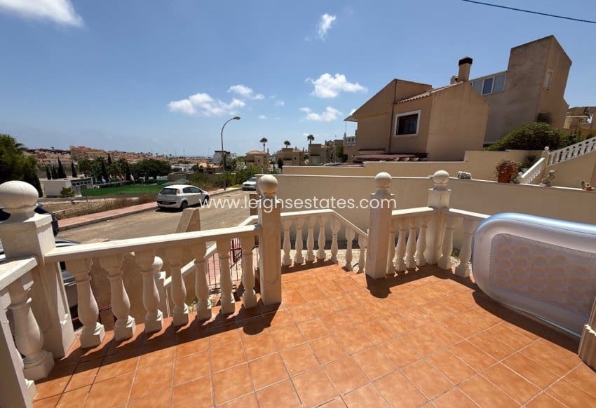 2 bedroom Villa for sale in Villamartin with pool garage - € 218,000 (Ref: 9990027)