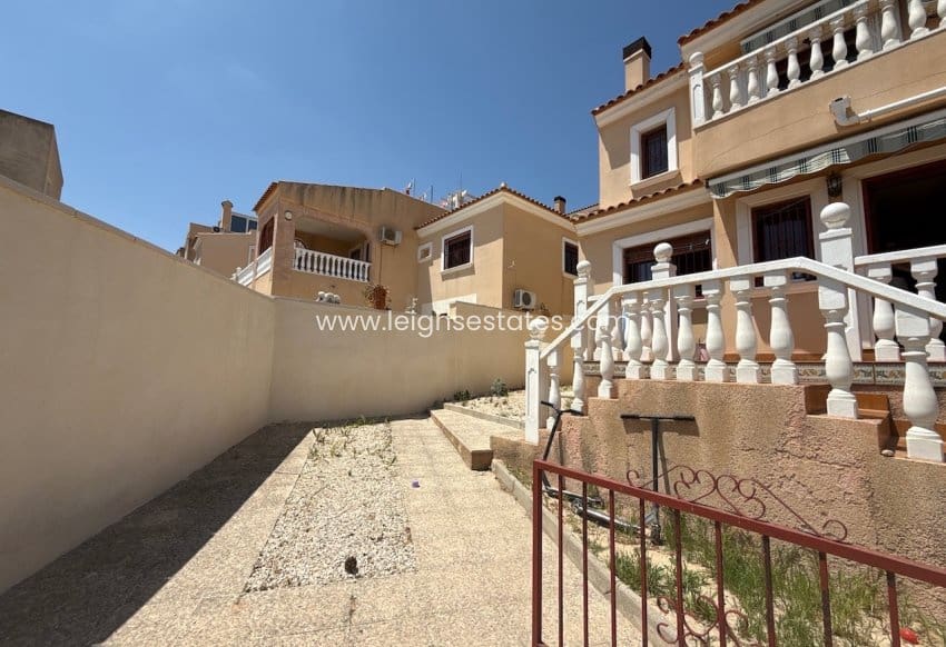 2 bedroom Villa for sale in Villamartin with pool garage - € 218,000 (Ref: 9990027)