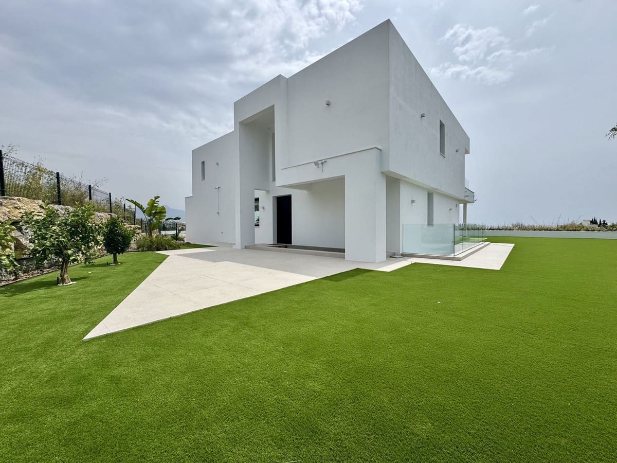 6 bedroom Villa for sale in Cancelada with pool garage - € 2,980,000 (Ref: 9324805)