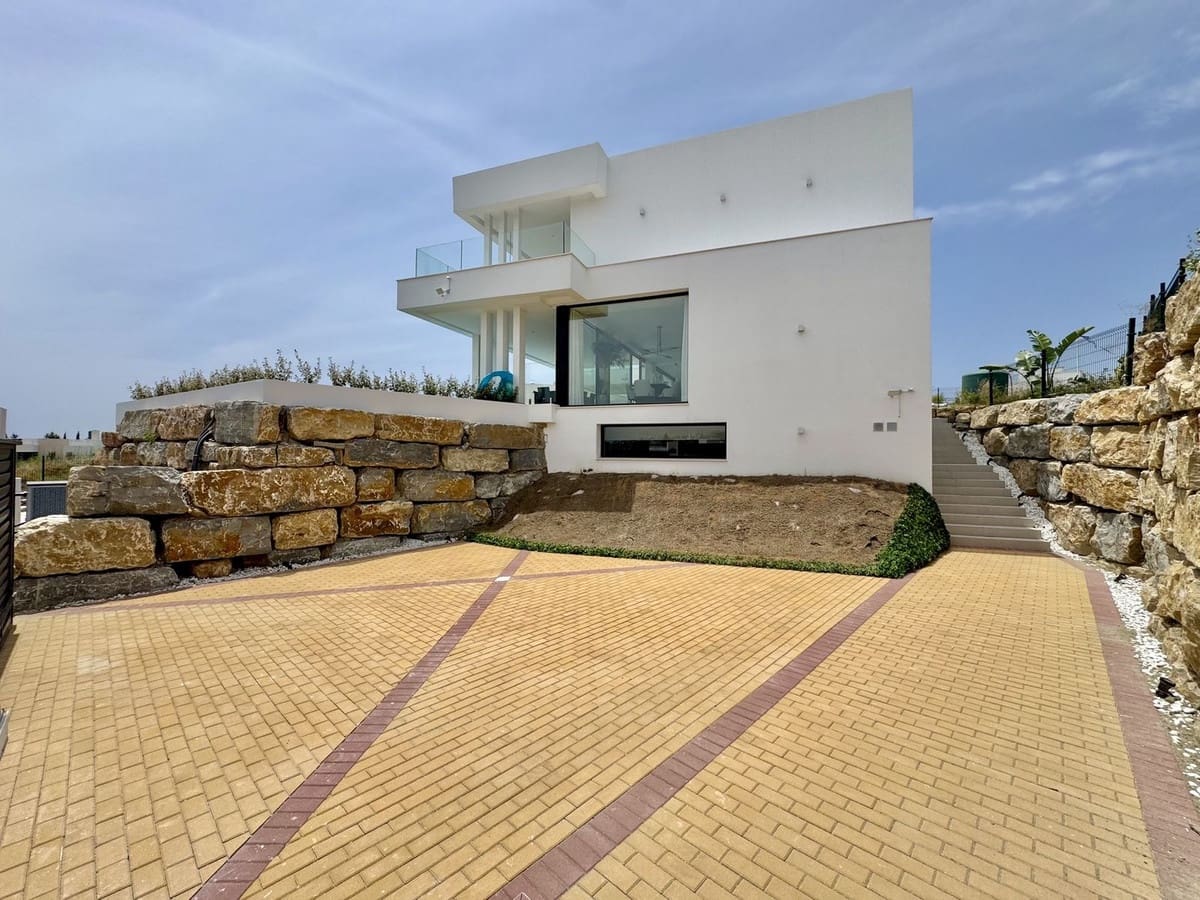 6 bedroom Villa for sale in Cancelada with pool garage - € 2,980,000 (Ref: 9324805)