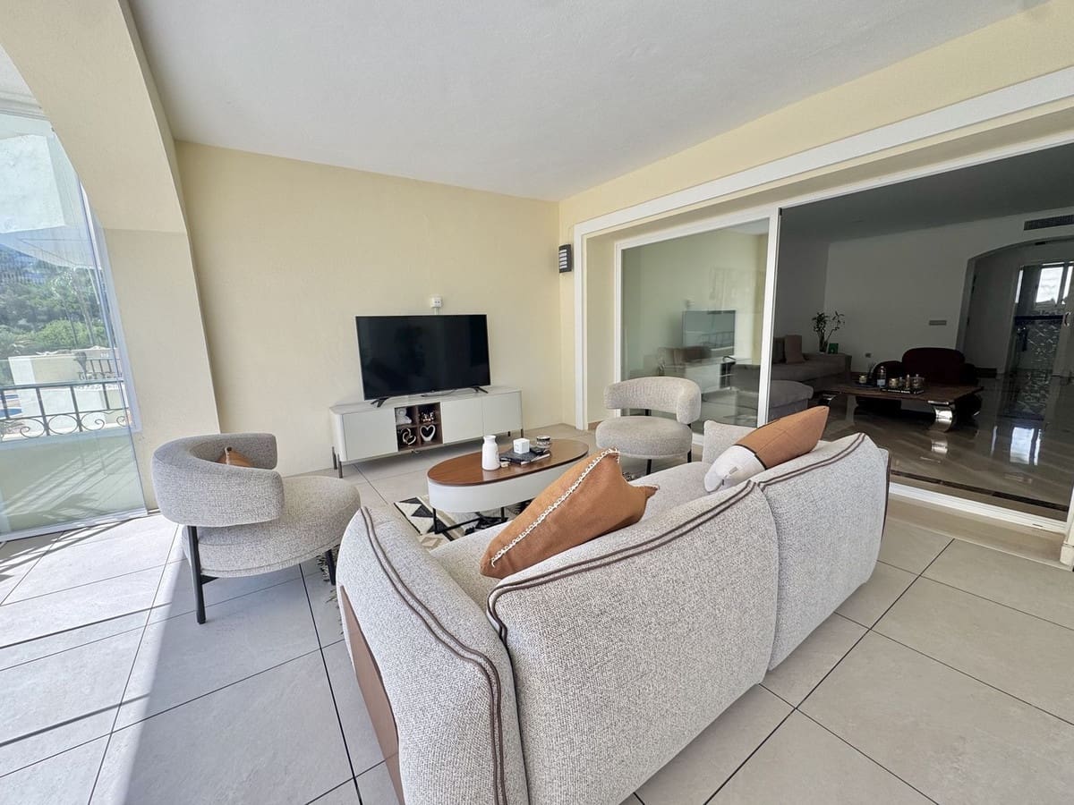 3 soveværelse Strandlejlighed til salg i Elviria med swimmingpool garage - € 849.000 (Ref: 9324807)