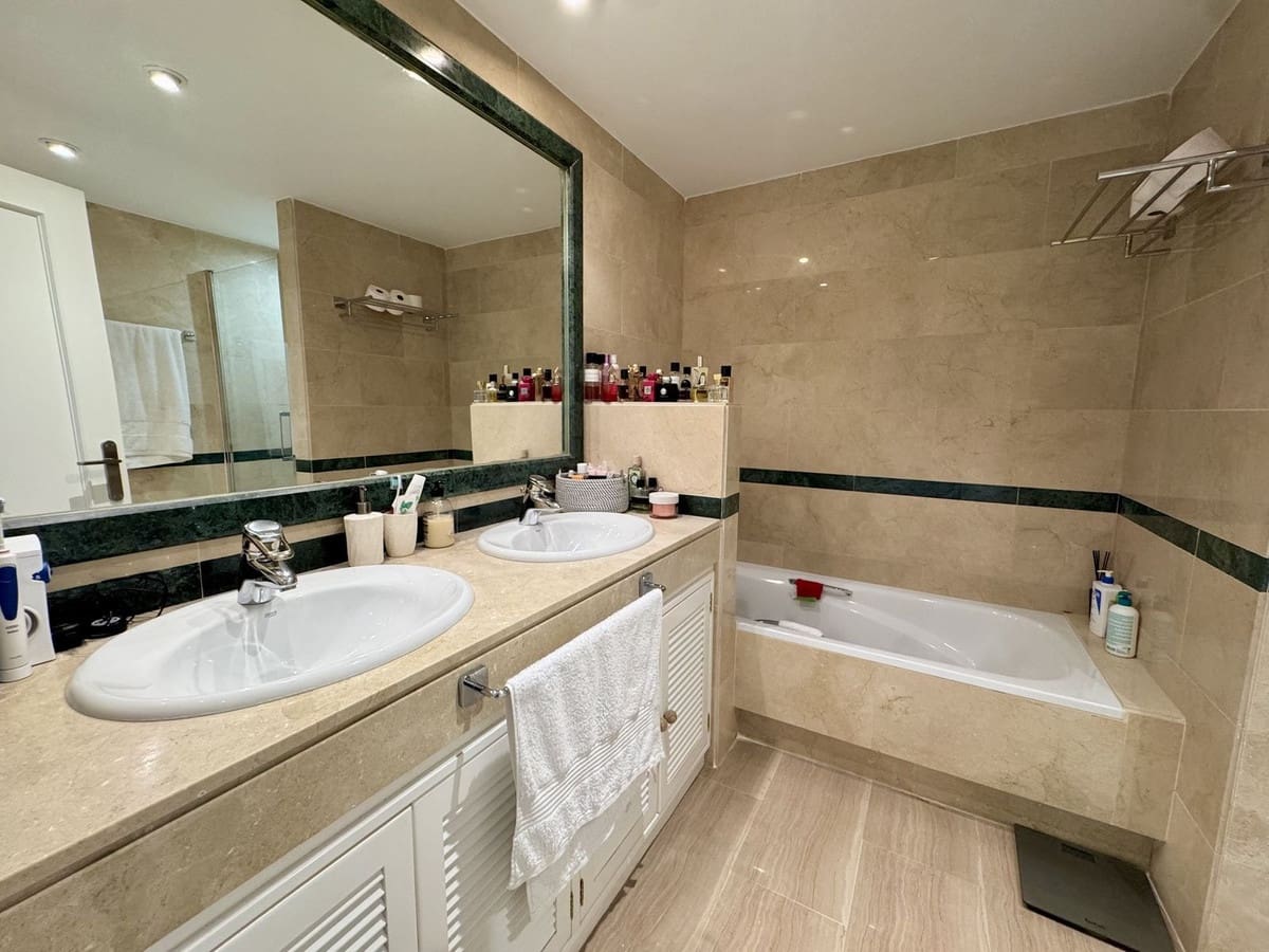 3 soveværelse Strandlejlighed til salg i Elviria med swimmingpool garage - € 849.000 (Ref: 9324807)