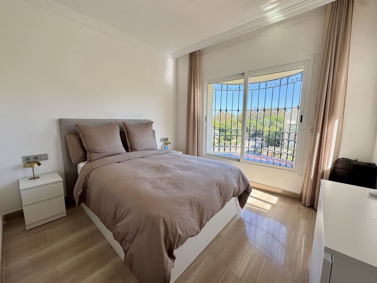 3 soveværelse Strandlejlighed til salg i Elviria med swimmingpool garage - € 849.000 (Ref: 9324807)