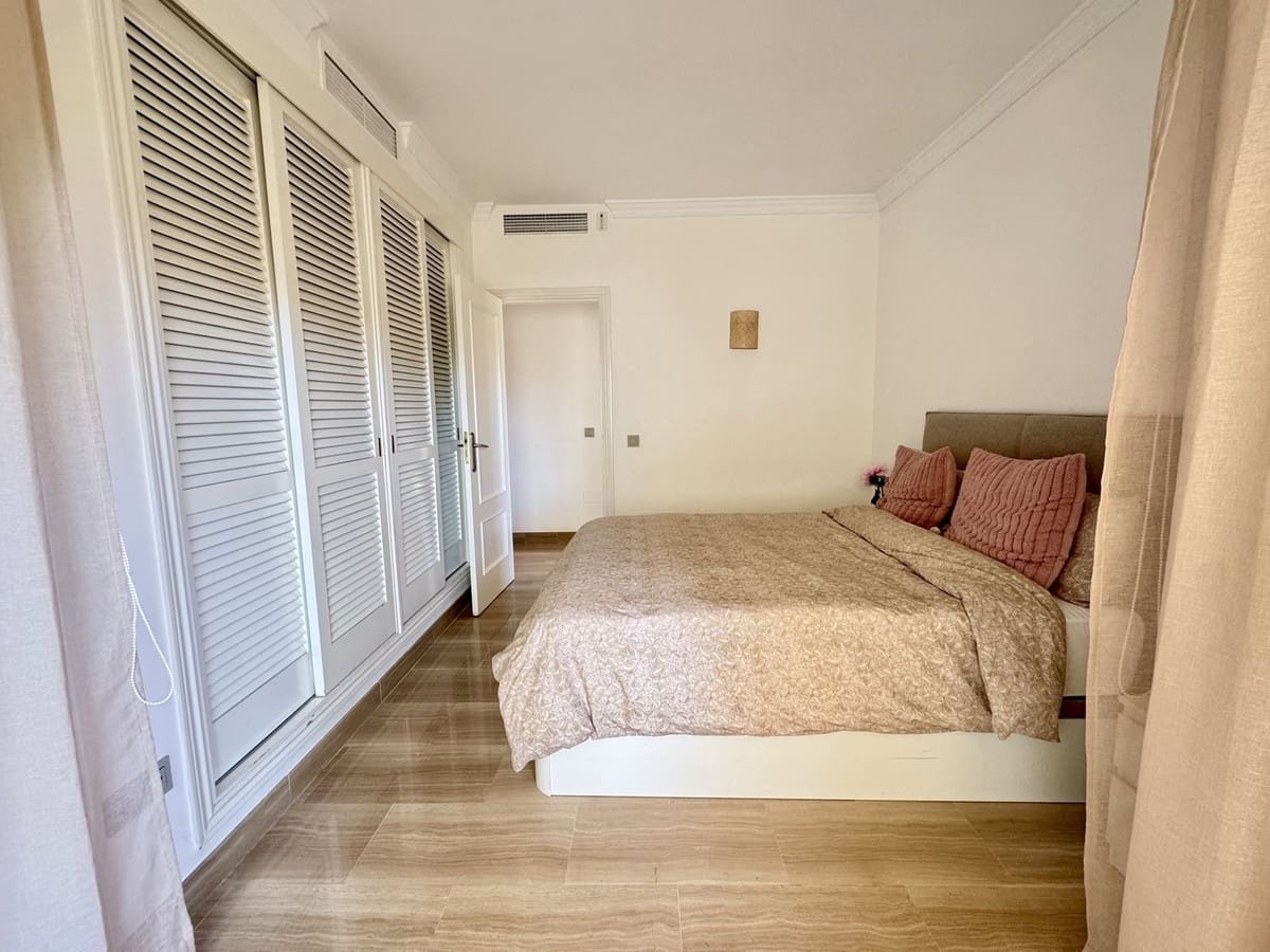 3 soveværelse Strandlejlighed til salg i Elviria med swimmingpool garage - € 849.000 (Ref: 9324807)