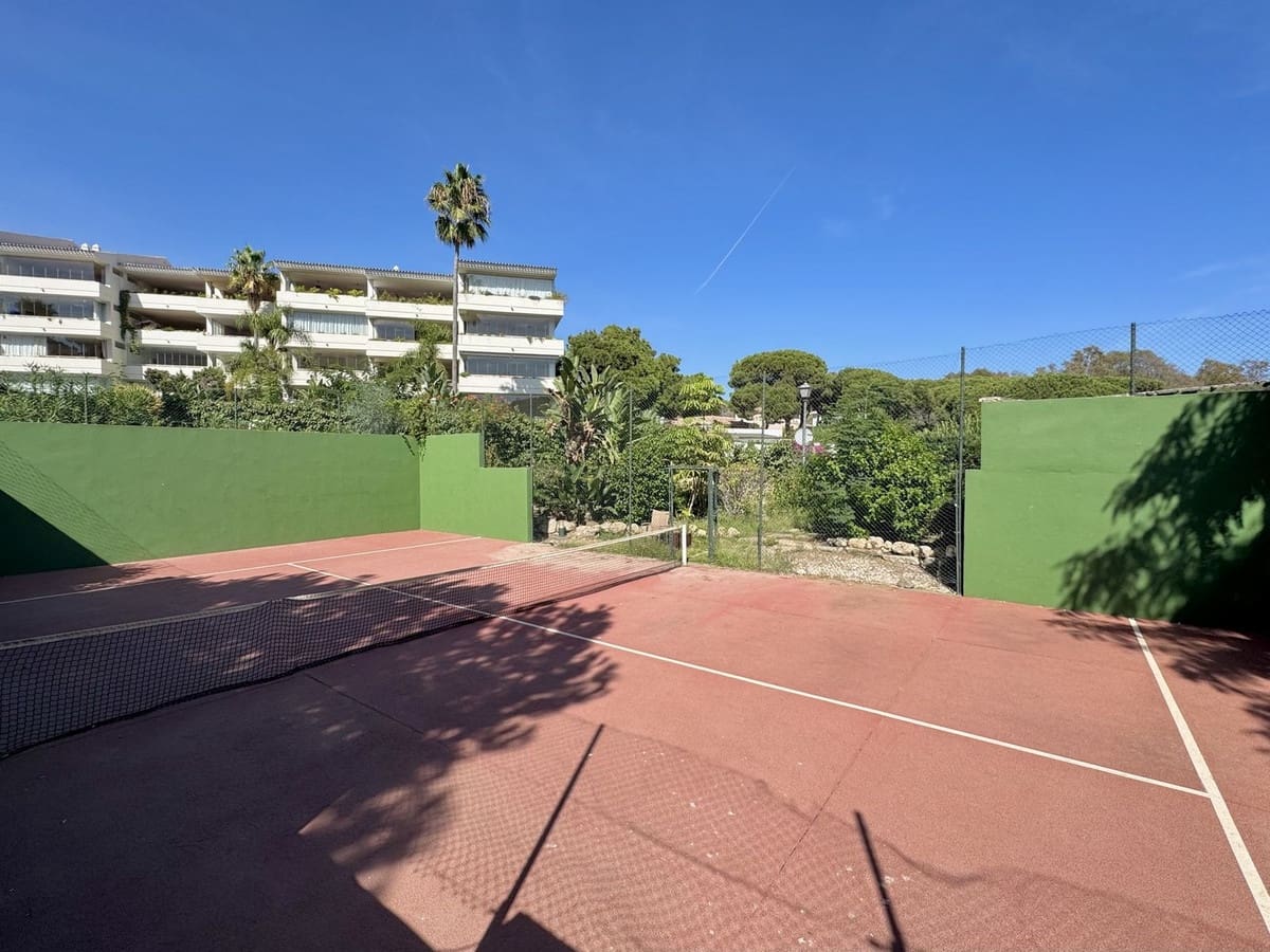 3 bedroom Beach Apartment for sale in Elviria with pool garage - € 849,000 (Ref: 9324807)