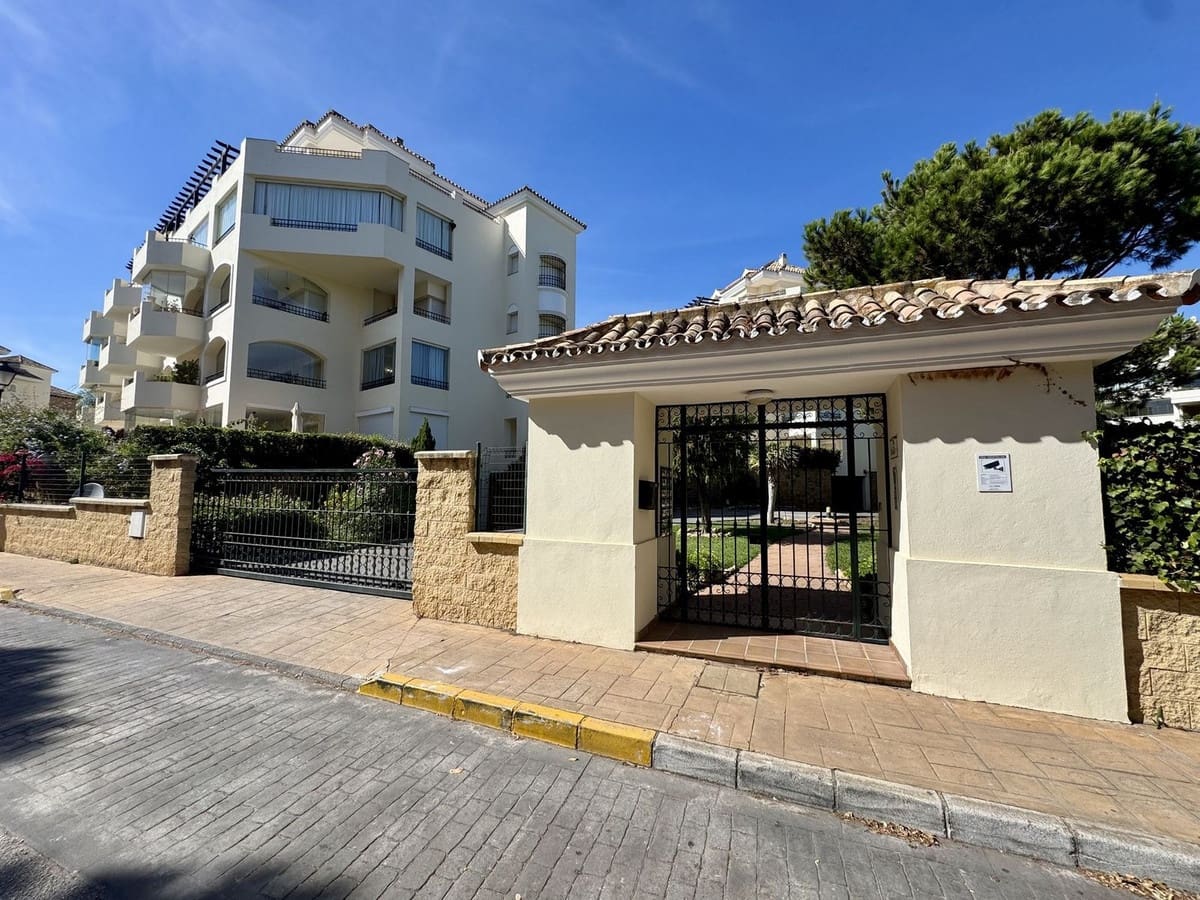 3 bedroom Beach Apartment for sale in Elviria with pool garage - € 849,000 (Ref: 9324807)