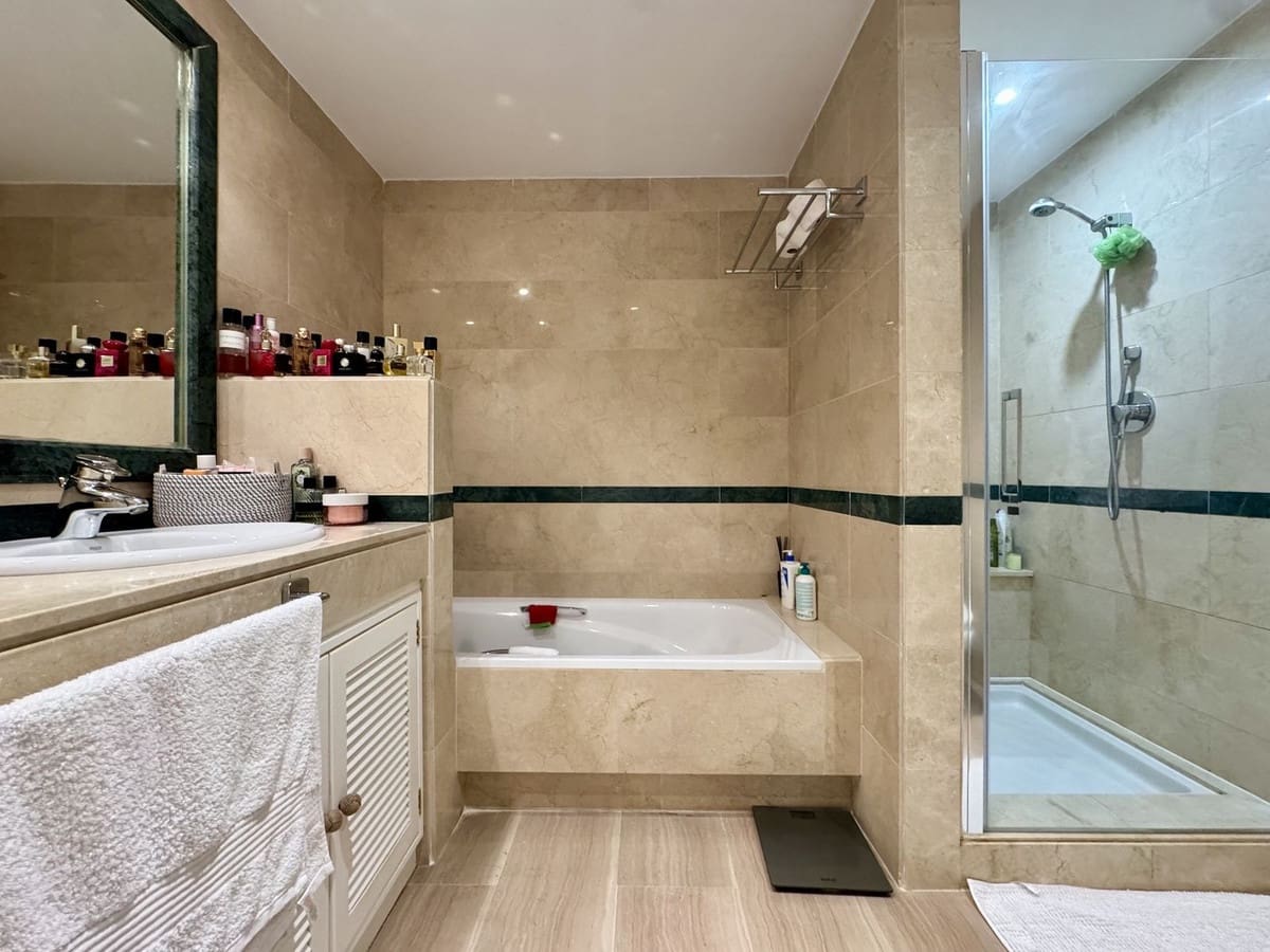 3 bedroom Beach Apartment for sale in Elviria with pool garage - € 849,000 (Ref: 9324807)