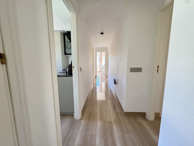 3 makuuhuone Ranta-asunto myytävänä paikassa Elviria, Marbella mukana uima-altaan 
autotalli - 849 000 € (Ref: 9324807)