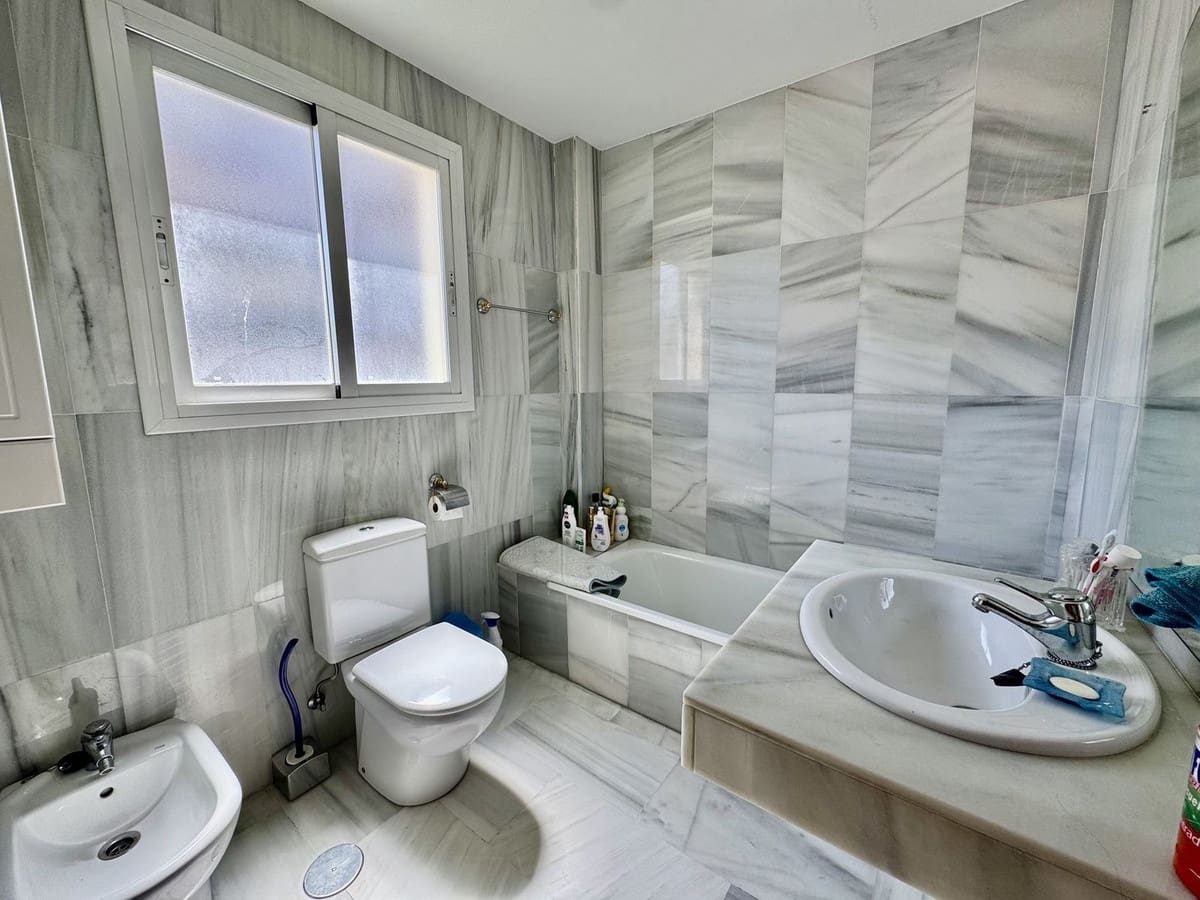 3 sypialnia Penthouse na sprzedaż w Marbella z garażem - 675 000 € (Ref: 9324808)