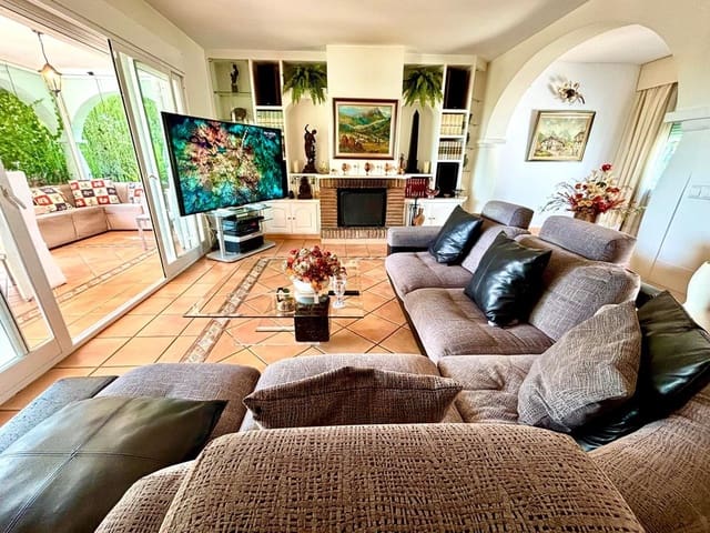 3 sypialnia Willa na sprzedaż w Marbella z basenem garażem - 1 275 000 € (Ref: 9331352)