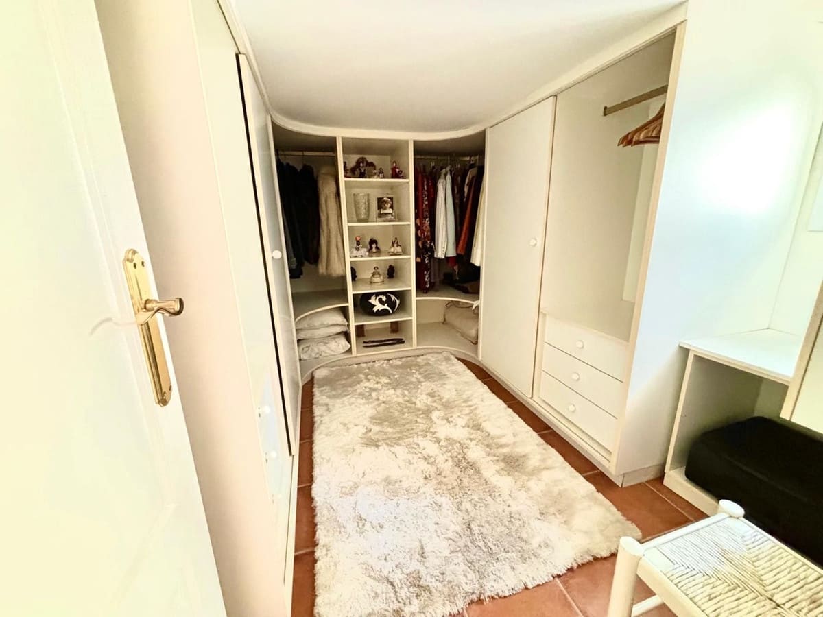 3 bedroom Villa for sale in Marbella with pool garage - € 1,250,000 (Ref: 9331352)