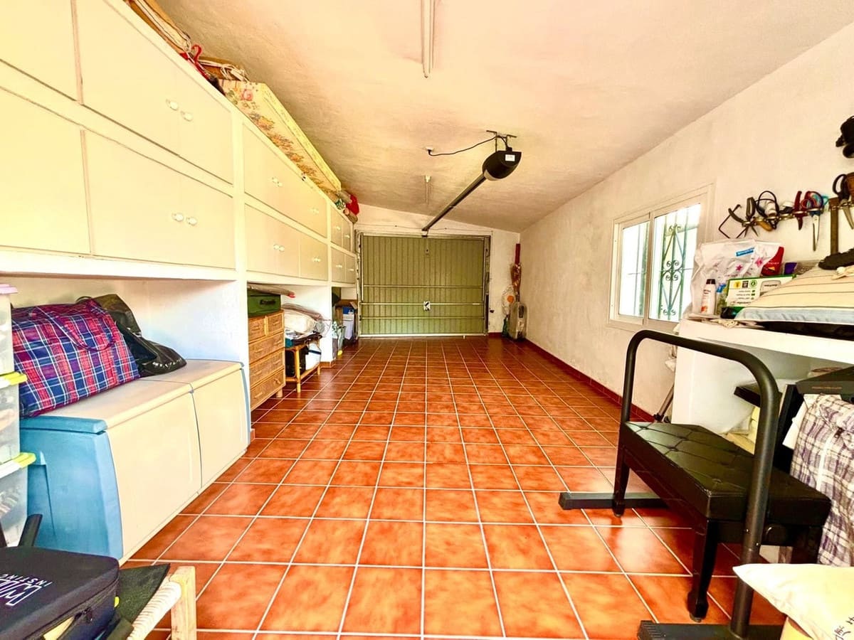 3 bedroom Villa for sale in Marbella with pool garage - € 1,250,000 (Ref: 9331352)