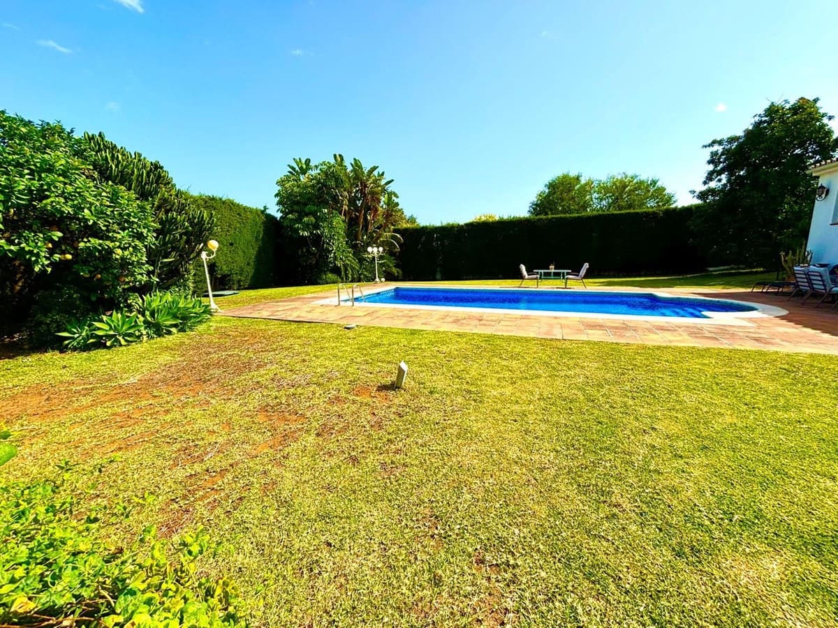 3 bedroom Villa for sale in Marbella with pool garage - € 1,250,000 (Ref: 9331352)