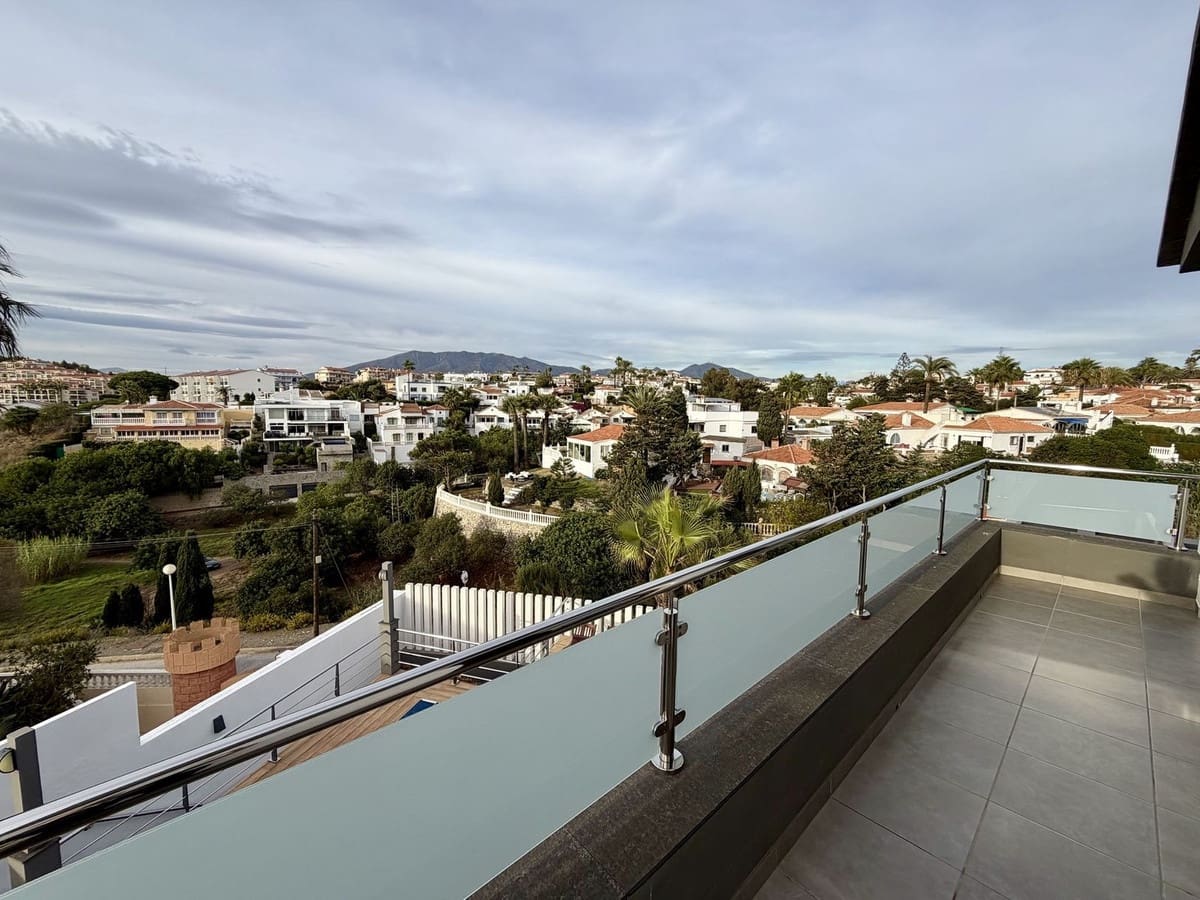 3 slaapkamer Villa te koop in Mijas Costa met zwembad garage - € 849.000 (Ref: 9386385)