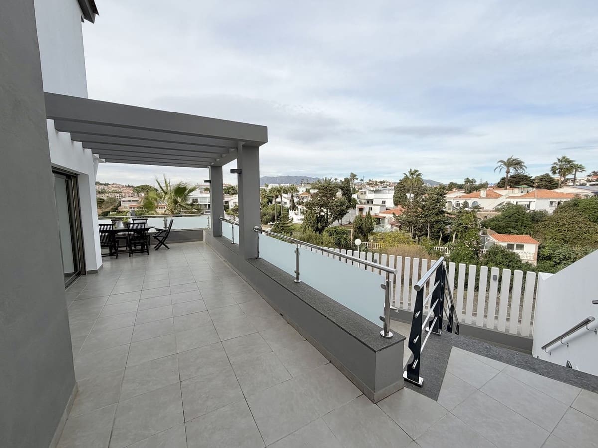 3 soverom Villa til salgs i Mijas Costa med svømmebasseng garasje - € 789 000 (Ref: 9386385)