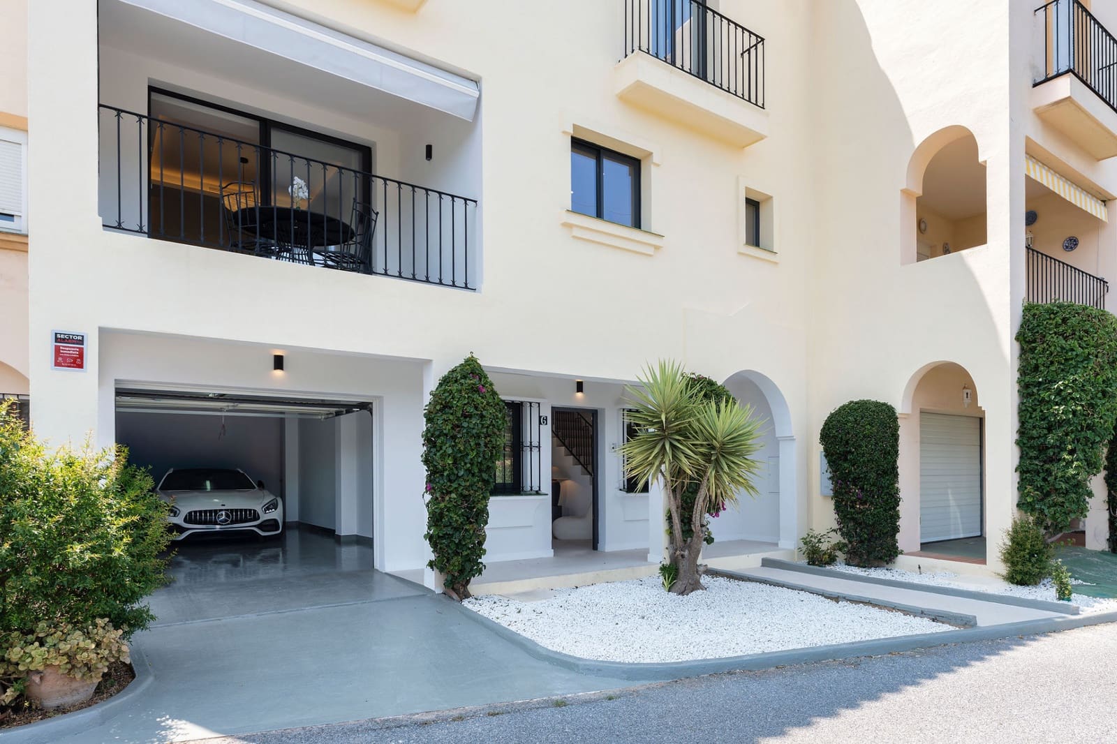 4 bedroom Townhouse for sale in Marbella with pool garage - € 1,850,000 (Ref: 9266727)
