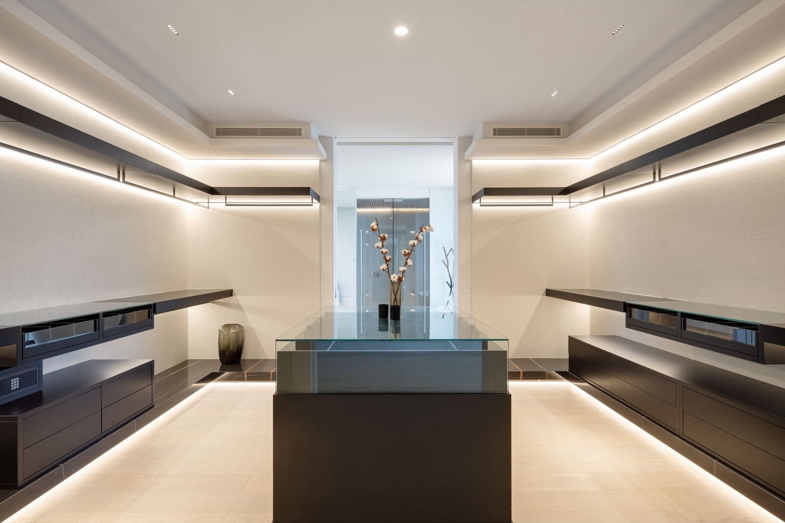 6 bedroom Villa for sale in La Quinta with pool garage - € 13,800,000 (Ref: 9266730)