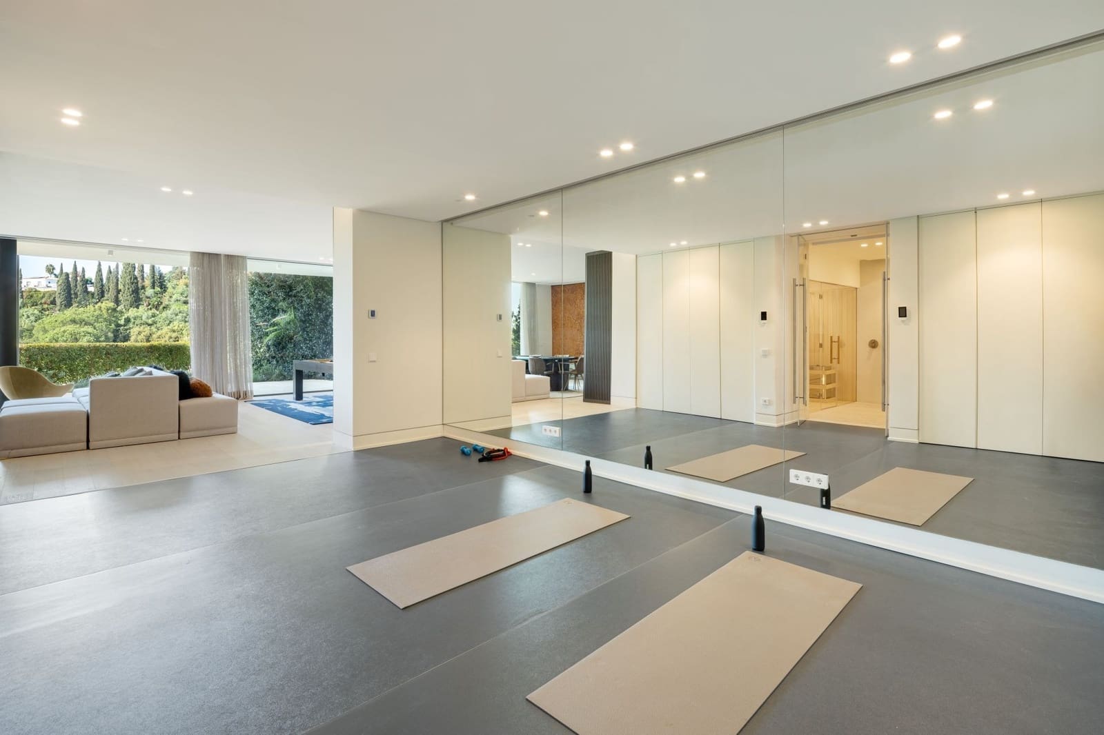 6 bedroom Villa for sale in La Quinta with pool garage - € 13,800,000 (Ref: 9266730)