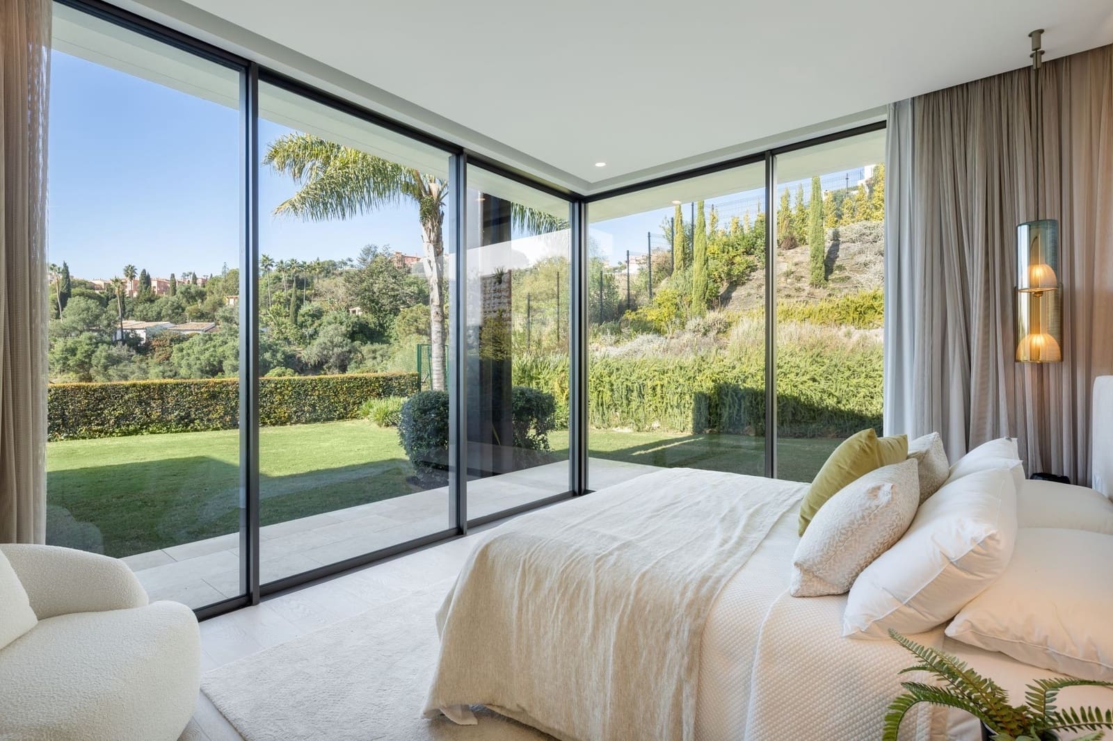 6 bedroom Villa for sale in La Quinta with pool garage - € 13,800,000 (Ref: 9266730)