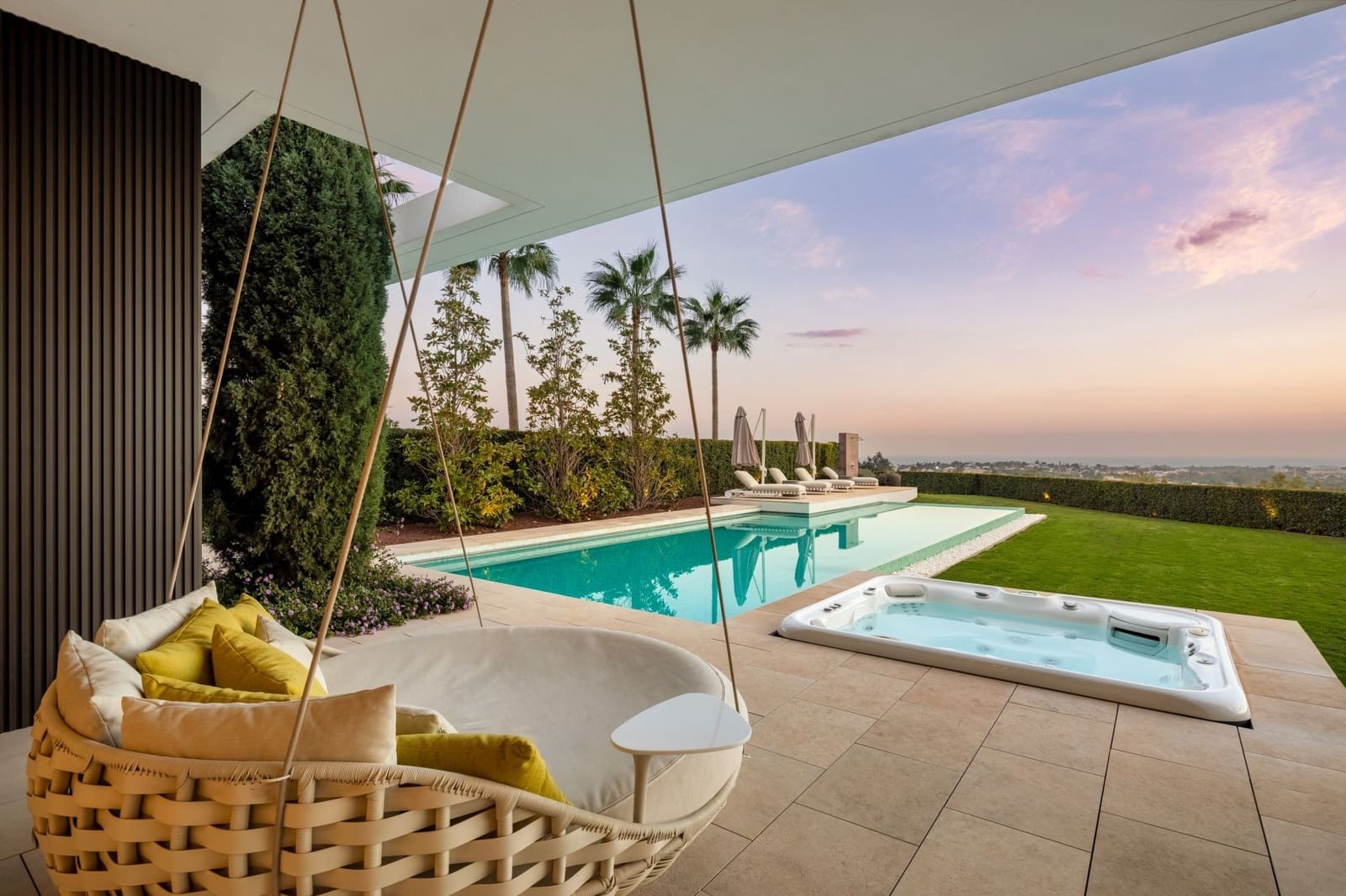 6 bedroom Villa for sale in La Quinta with pool garage - € 13,800,000 (Ref: 9266730)