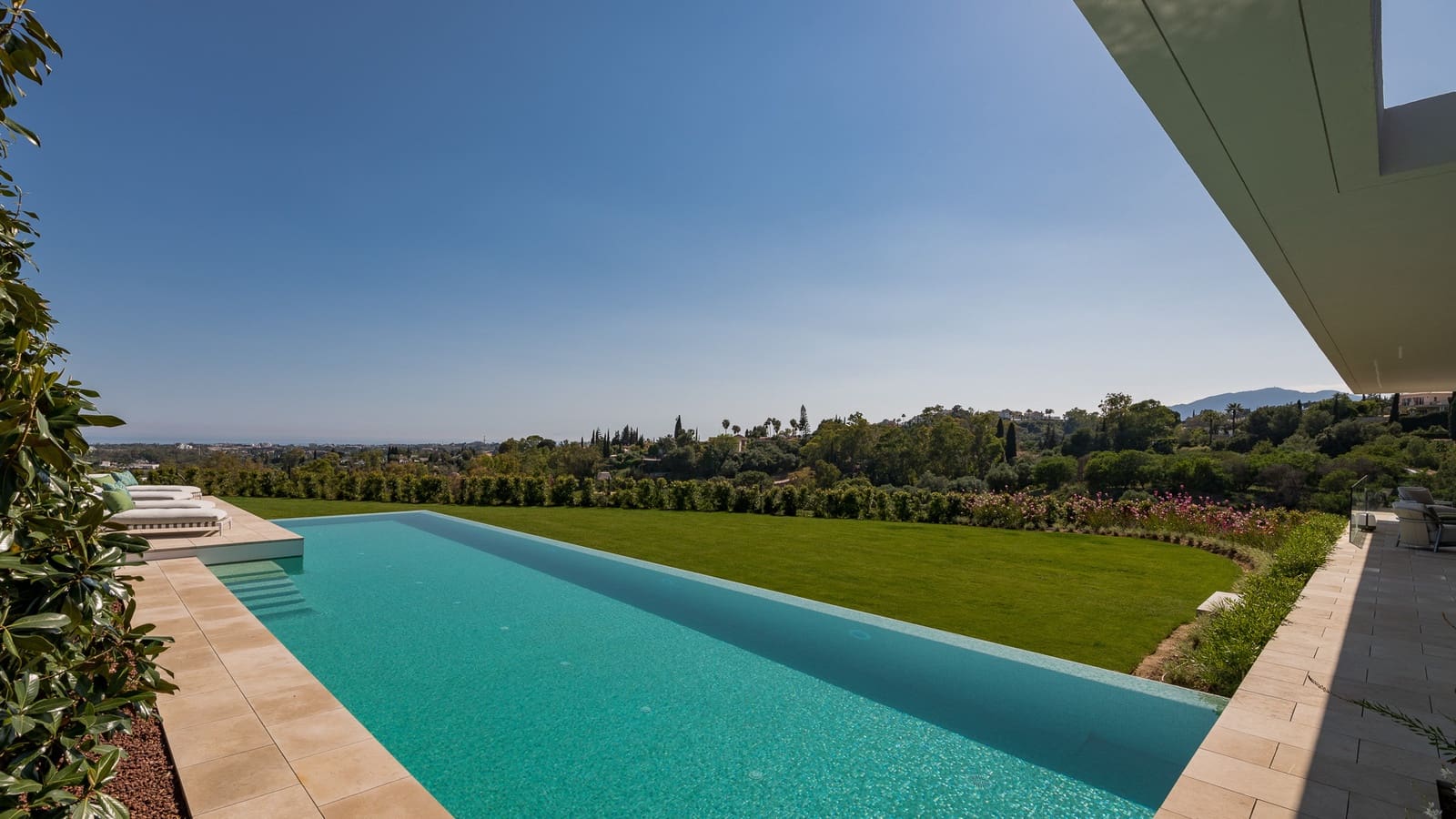 6 bedroom Villa for sale in La Quinta with pool garage - € 13,800,000 (Ref: 9266730)