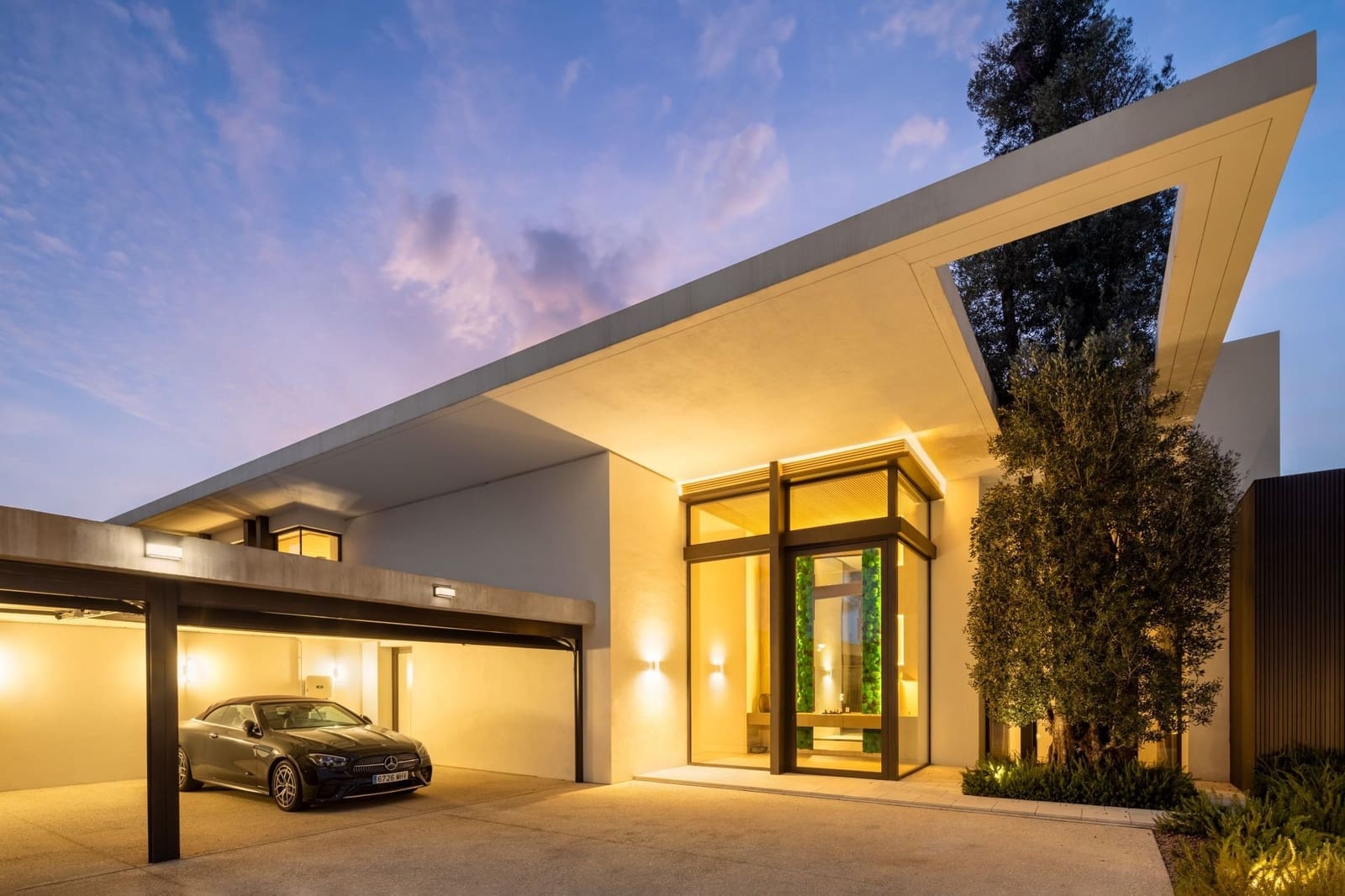 6 bedroom Villa for sale in La Quinta with pool garage - € 13,800,000 (Ref: 9266730)