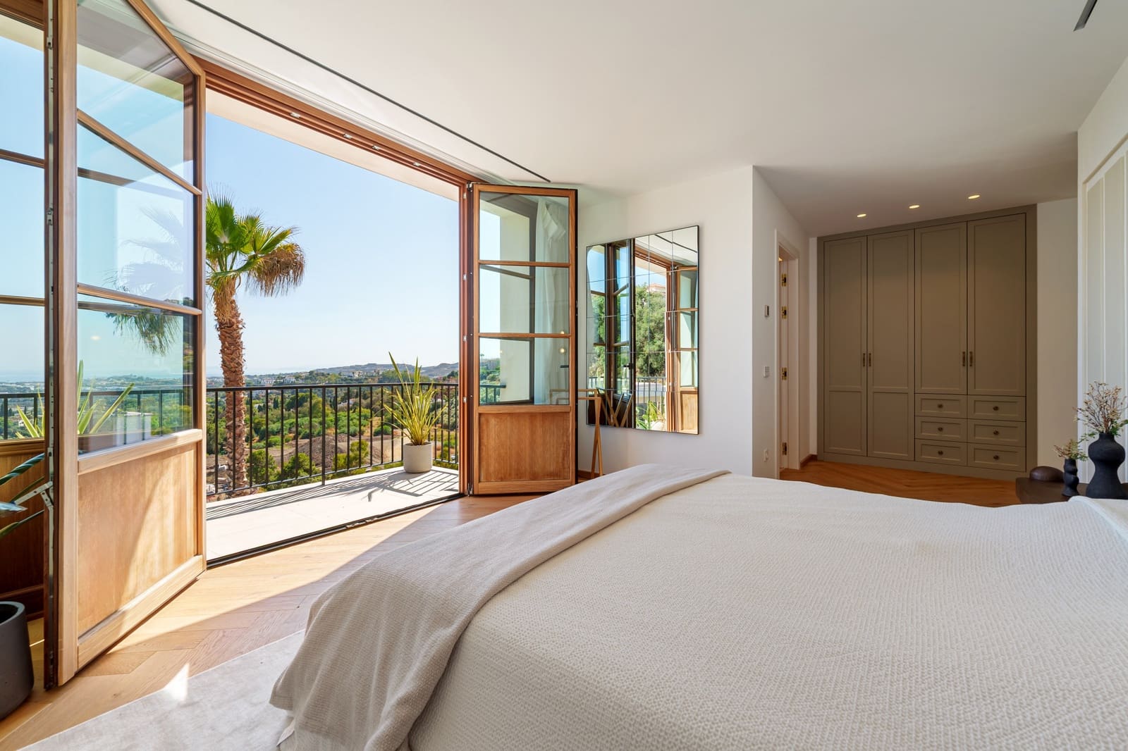 5 bedroom Villa for sale in La Quinta with pool garage - € 8,750,000 (Ref: 9266774)