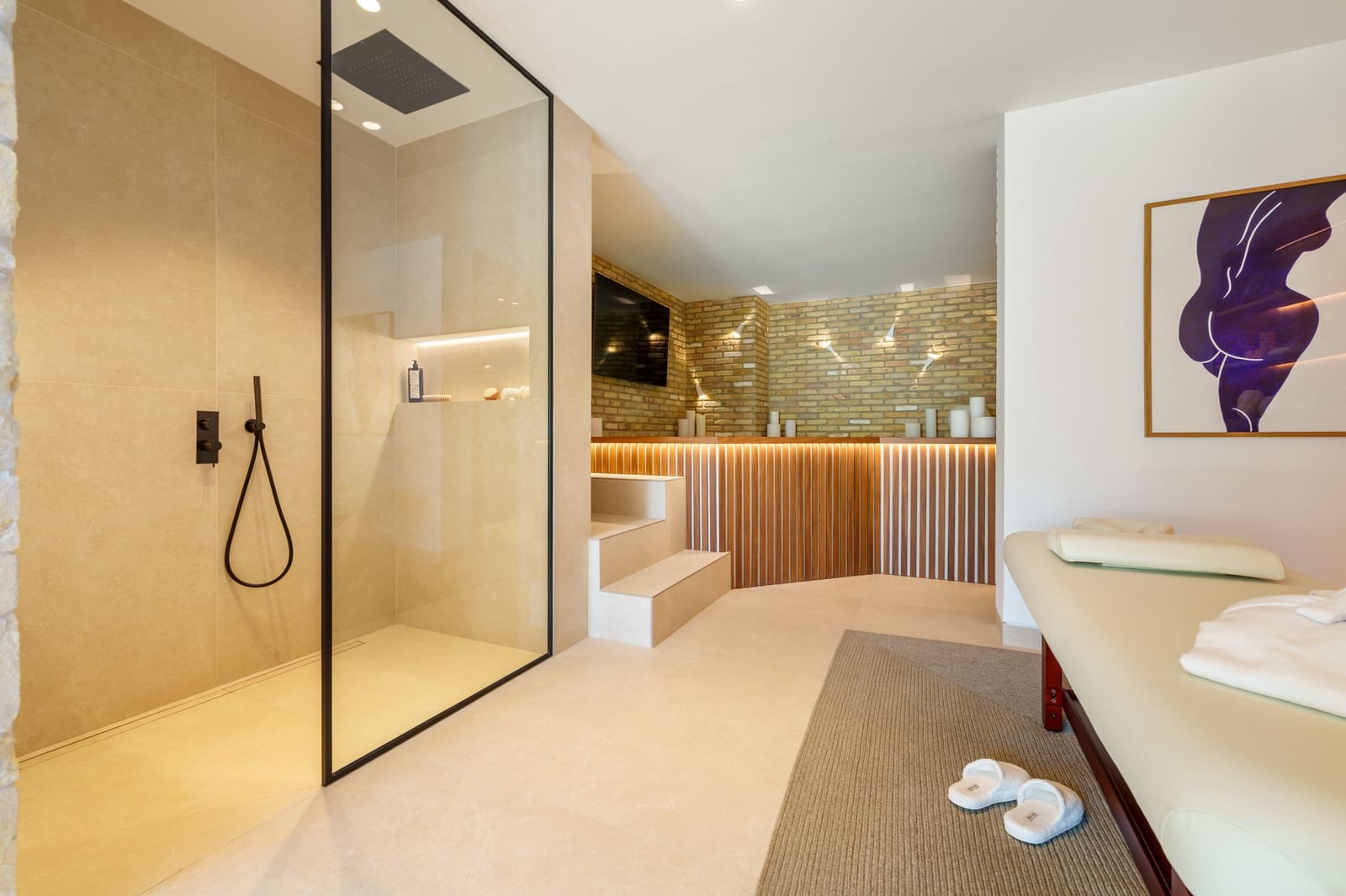 5 bedroom Villa for sale in La Quinta with pool garage - € 8,750,000 (Ref: 9266774)