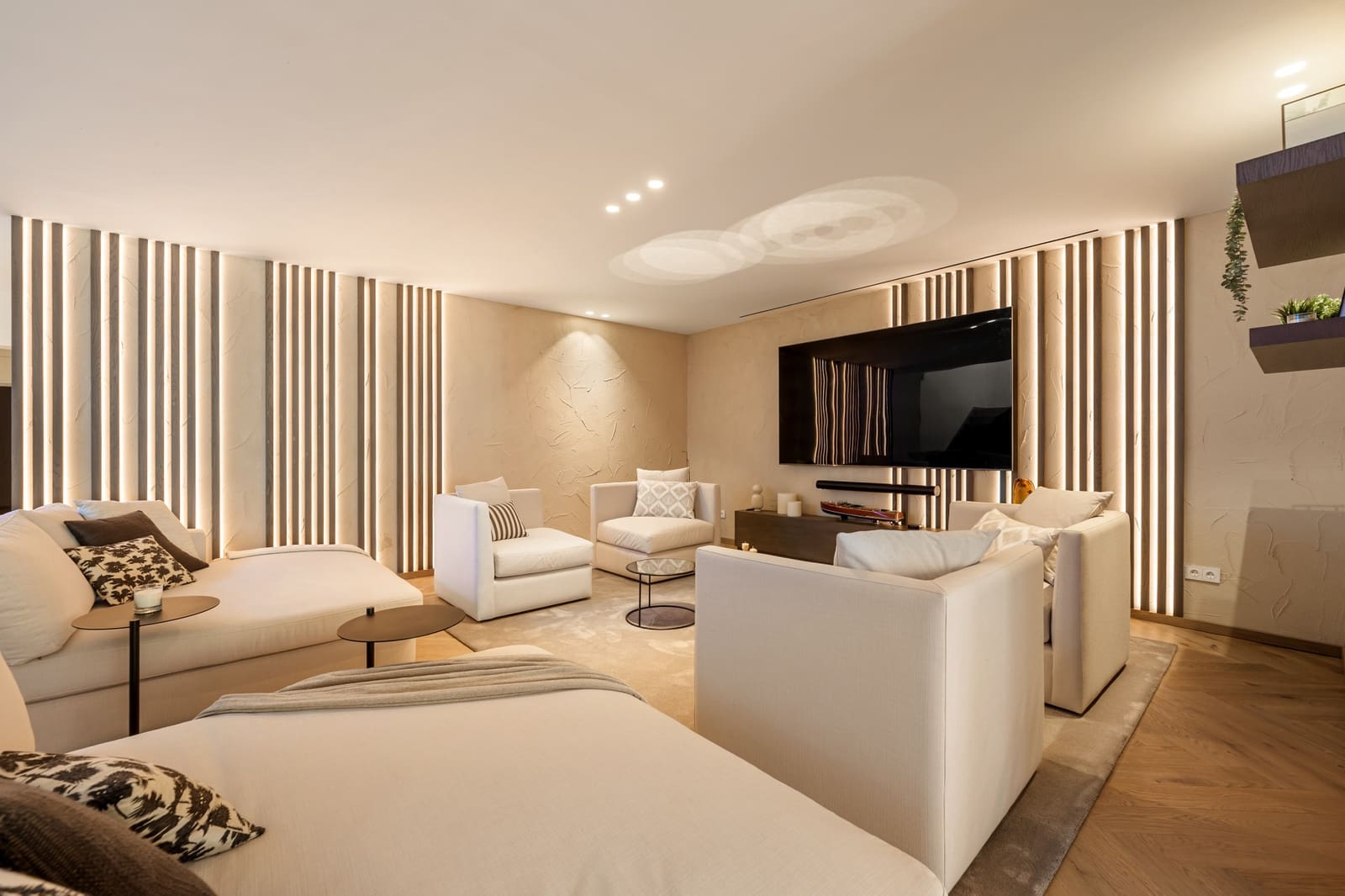 5 bedroom Villa for sale in La Quinta with pool garage - € 8,750,000 (Ref: 9266774)