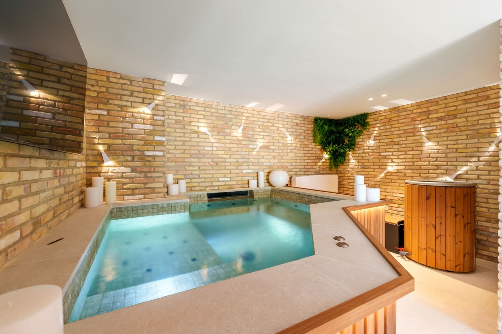 5 bedroom Villa for sale in La Quinta with pool garage - € 8,750,000 (Ref: 9266774)