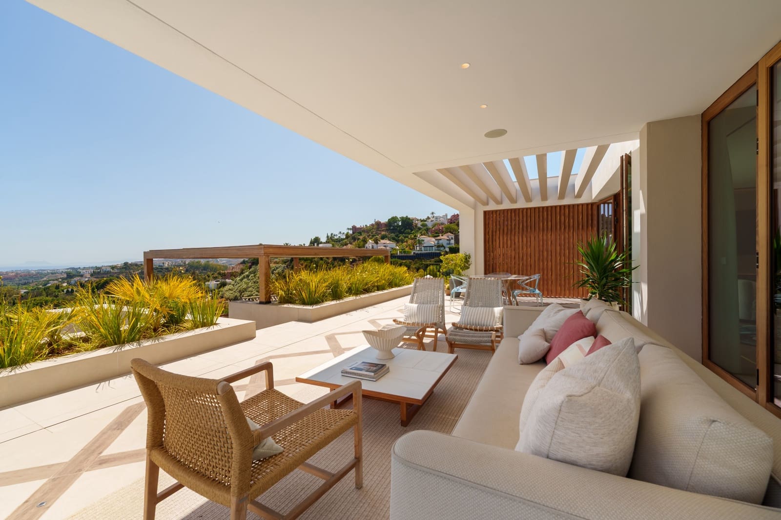 5 bedroom Villa for sale in La Quinta with pool garage - € 8,750,000 (Ref: 9266774)