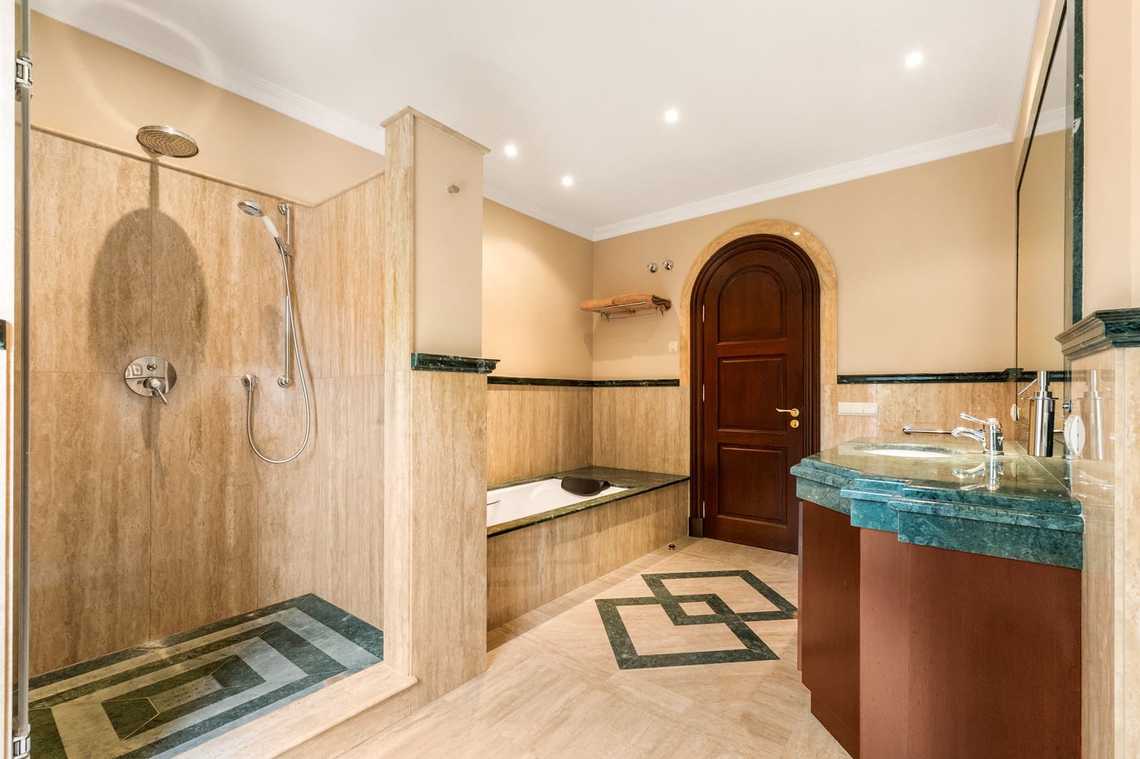 8 soveværelse Villa til salg i Guadalmina med swimmingpool garage - € 9.700.000 (Ref: 9266780)