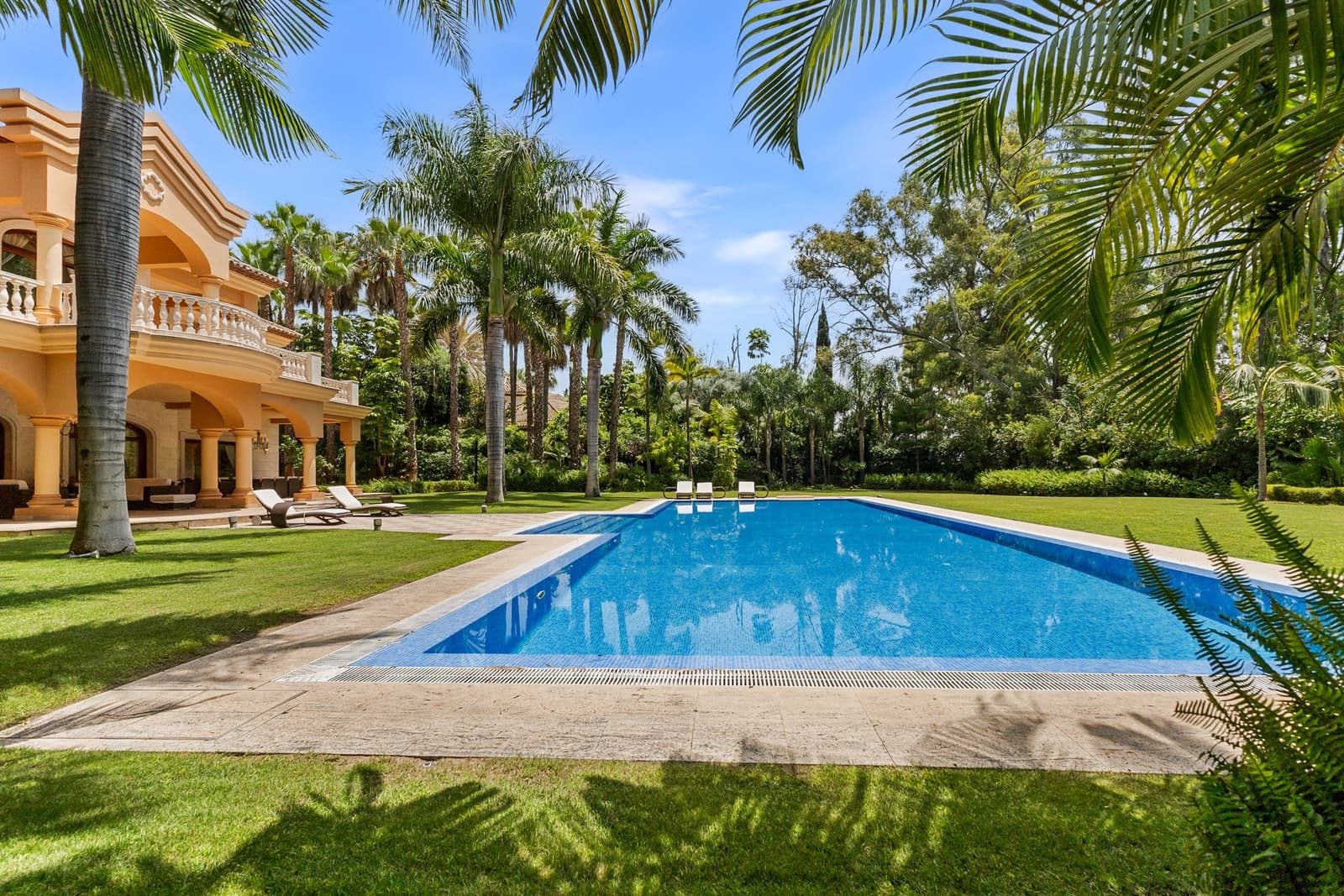 8 soveværelse Villa til salg i Guadalmina med swimmingpool garage - € 9.700.000 (Ref: 9266780)
