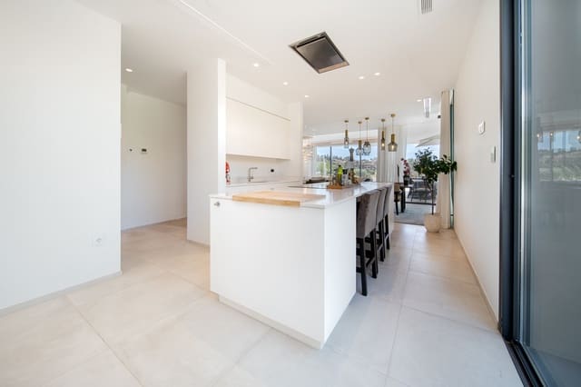   4 soveværelse   ferieVilla i Estepona med   swimmingpool  garage  - € 3.800 (Ref: 9270291)