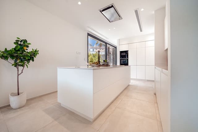   4 soveværelse   ferieVilla i Estepona med   swimmingpool  garage  - € 3.800 (Ref: 9270291)