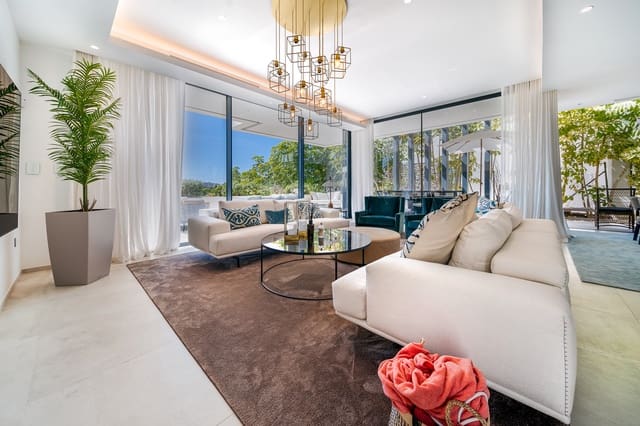   4 soveværelse   ferieVilla i Estepona med   swimmingpool  garage  - € 3.800 (Ref: 9270291)