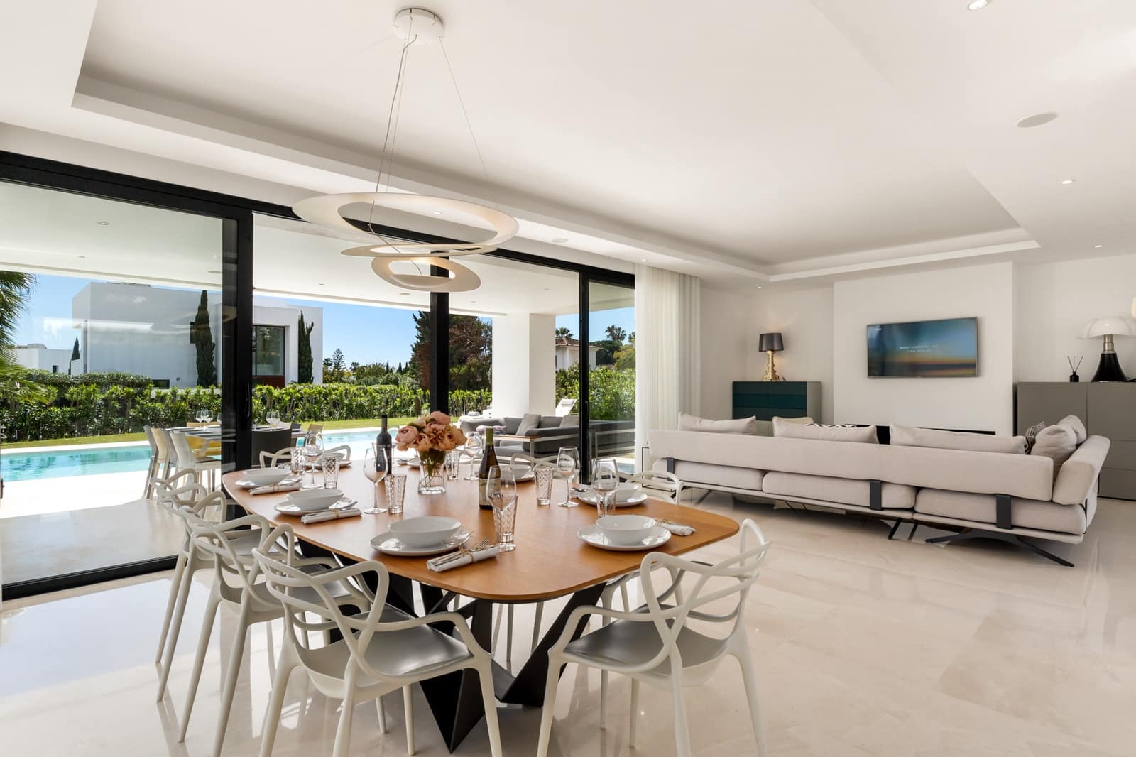 5 slaapkamer Villa voor vakantieverhuur in El Paraiso met zwembad garage - € 3.650 (Ref: 9270297)