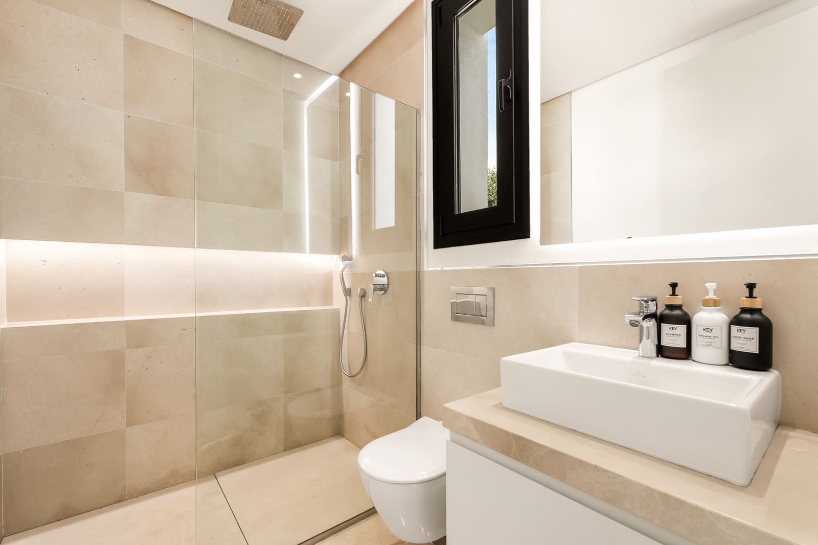 5 slaapkamer Villa voor vakantieverhuur in El Paraiso met zwembad garage - € 3.650 (Ref: 9270297)